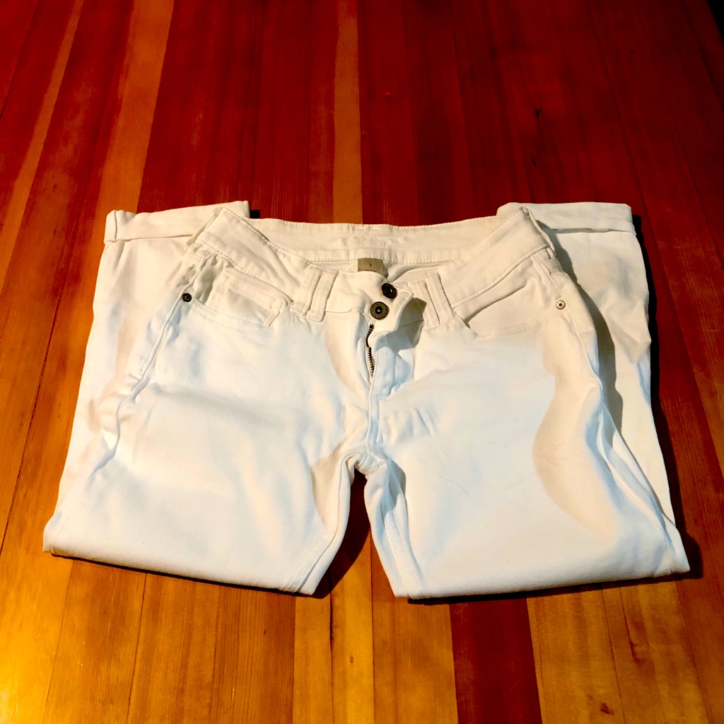 Women&acirc;s White Cuffed Capri Jeans